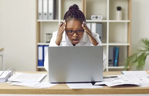 Business secretary having problem because of mistake or computer error at work Foto stock