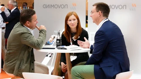 Business talking at table Video stock 104918789