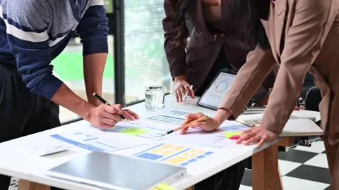 Business team analyzing data and charts in a modern office, collaborating o.. Stock Footage 312443581