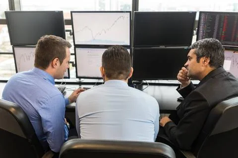 Business team brainstorming while checking data at computer screens. Busin... Foto stock