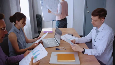 Business team discussing project statistics in office meeting Vídeos de archivo 339609173