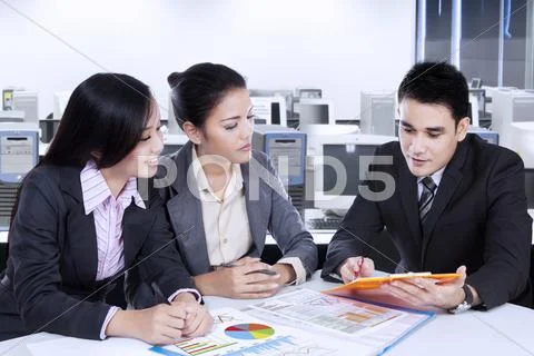 Business team discussion in office Stock-Fotos