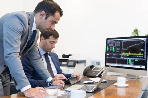Business team remotely solving a problem at business meeting using laptop ... Foto stock
