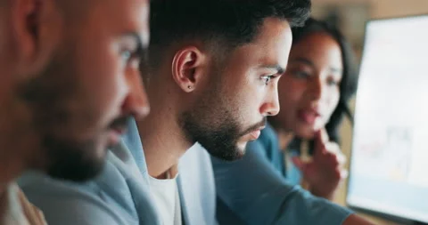 Business team, tech conversation and computer work of a web management group Vidéo 232615995