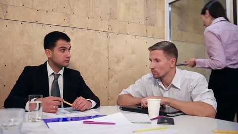 Business team using tablet computer in office Video stock 70671797