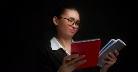 Business woman cannot decide on the choice of multi-colored notebooks Vidéo 194775951