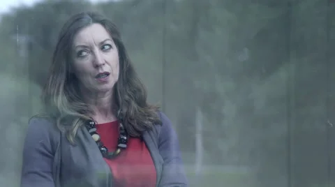 Business woman looking through window Vídeo Stock 59385496