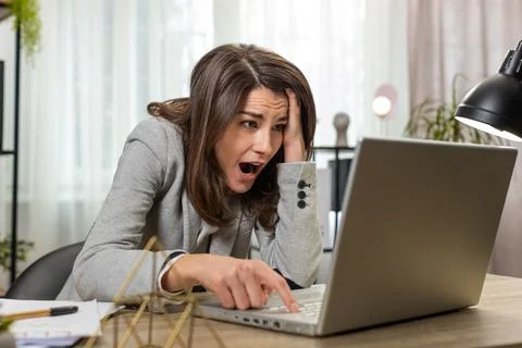 Business woman programmer software developer loses, system error virus bad news Fotos de archivo