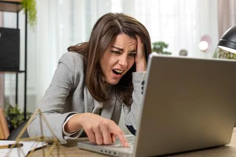 Business woman programmer software developer loses, system error virus bad news Fotos de archivo