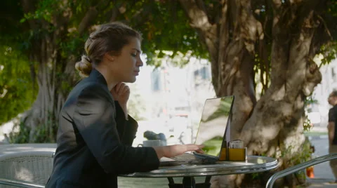 Business woman sitting in a cafe, working on a laptop computer Stock-Footage 59338240