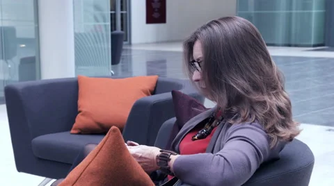Business woman text messaging in office lobby Vídeo Stock 59384722