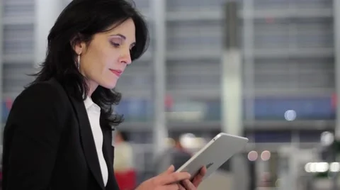 Business woman using tablet computer Video stock 40715415
