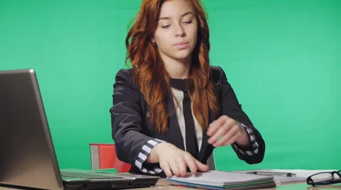 Business Woman working at the office (green screen,alpha) 库存影片 45806653