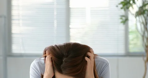 Business woman's expression and behavior due to stress Stock Footage 100952945