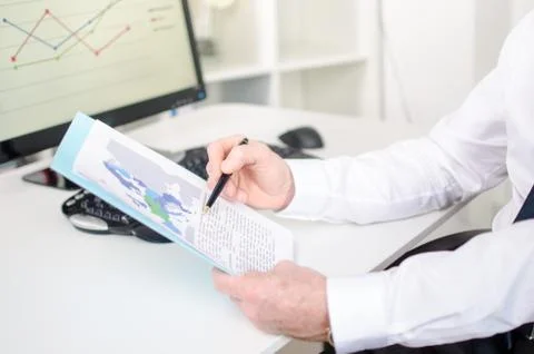 Businessman analysing documents Stock-Fotos