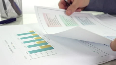 Businessman Analyzes Report Stockbeeldmateriaal 68333962