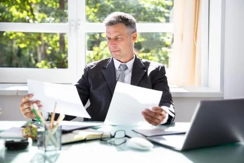 Businessman Analyzing Document Stockfoto's