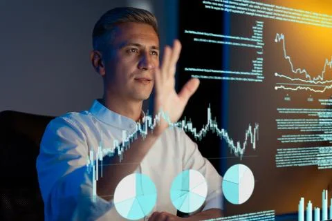 Businessman Analyzing Financial Data on Interactive Digital Screen in Office Foto stock