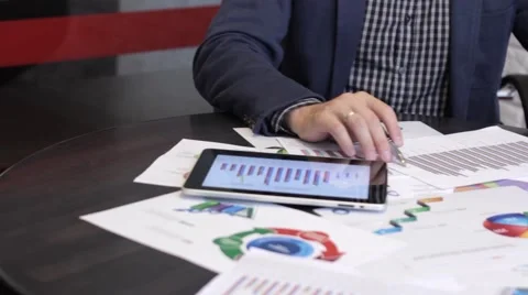 Businessman Analyzing Graphs 库存影片 68417862