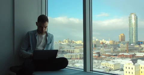 Businessman on the background of the metropolis from the window Видео 151379908