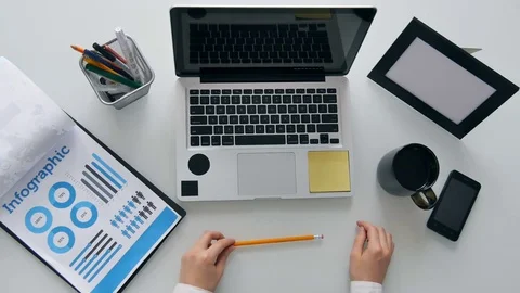 Businessman bored in front of the computer and turns a pencil Stock-Footage 81478728