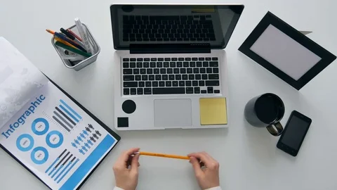 Businessman bored in front of the computer and turns a pencil 库存影片 81480153