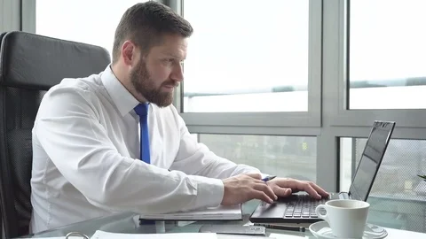 Businessman browsing laptop, taking notes in the office Slider shot 库存影片 72361453