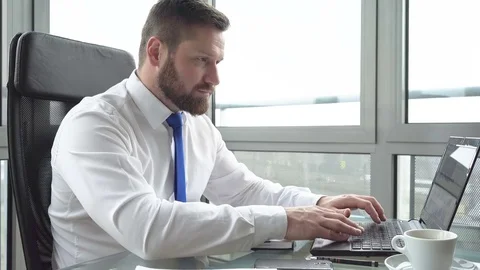 Businessman browsing laptop, taking notes in the office Close shot Vídeos de archivo 72361457