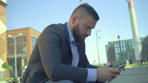 Businessman browsing smartphone Vidéo 66297262