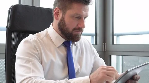 Businessman browsing tablet computer in office, close shot 库存影片 72362162