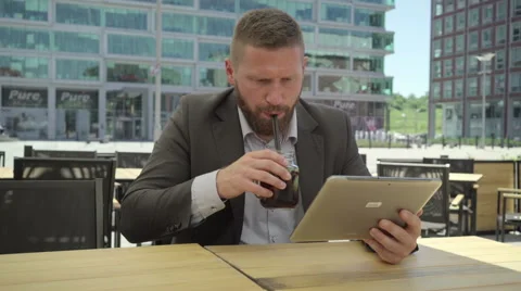 Businessman browsing tablet drinks cooler, steadicam Vídeo Stock 66297904