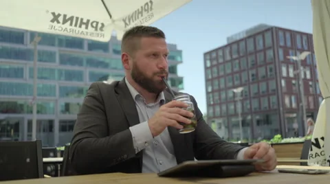 Businessman browsing tablet drinks cooler 库存影片 66298128