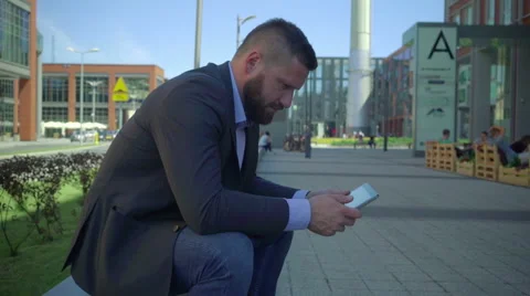 Businessman browsing tablet Vídeo Stock 66297304