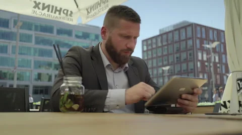 Businessman browsing tablet Vídeos de archivo 66298160