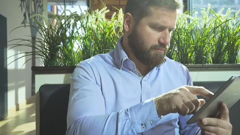 Businessman browsing tablet, look at camera, close steadycam portrait 库存影片 73316828