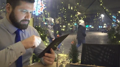 Businessman browsing tablet, looking at camera, evening, cafe, slider dolly shot Vídeos de archivo 72999011