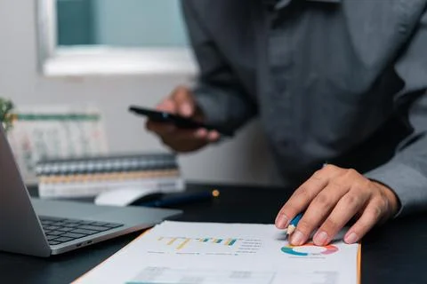 Businessman chart analysis document work financial plan marketing with laptop 库存照片