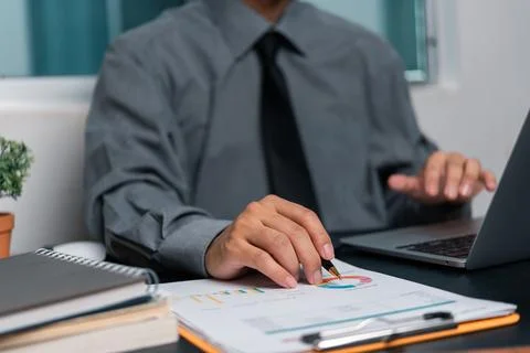 Businessman chart analysis document work financial plan marketing with laptop 库存照片