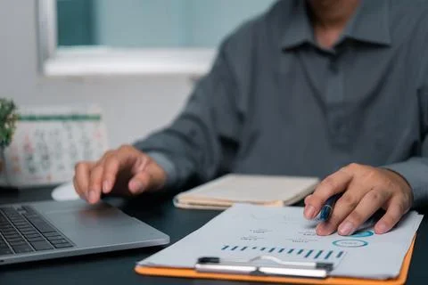 Businessman chart analysis document work financial plan marketing with laptop 库存照片