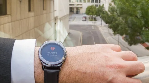 Businessman checking his pulse on a smartwatch Video stock 104051319