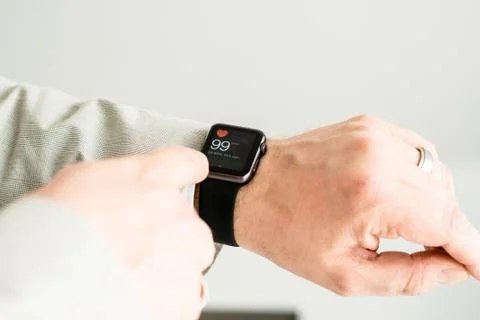 Businessman checking his pulse using the Apple Watch Stock Photos