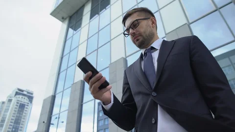Businessman checking messenger using cellphone outdoors, communication apps 스톡 동영상 119277487