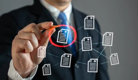 The businessman circles the required document in red. Importance, correction  Stockfoto's