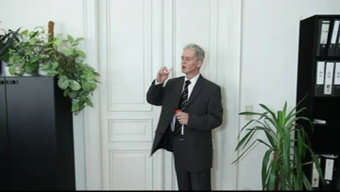 A businessman commented on the economic bubble Vídeos de archivo 8993071