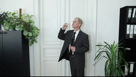 A businessman commented on the economic bubble Vídeos de archivo 8993086