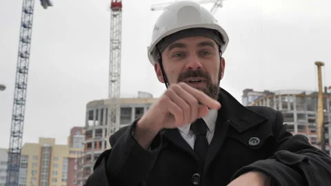 Businessman at a construction site Video stock 103787412