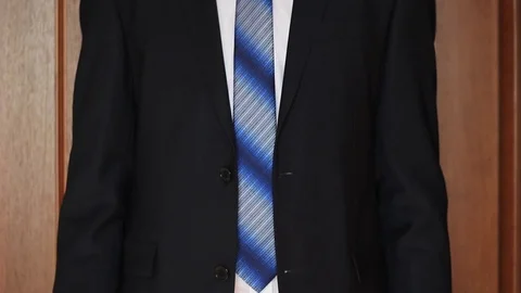 Businessman correcting his jacket Vídeos de archivo 70943218