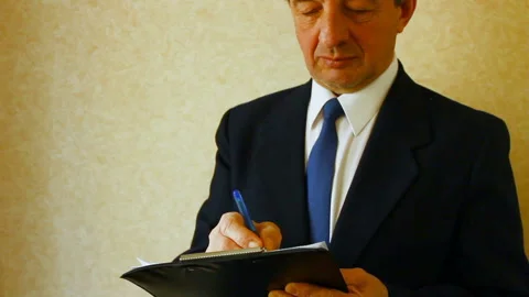 The businessman costs, does notes on paper. 스톡 동영상 87042251