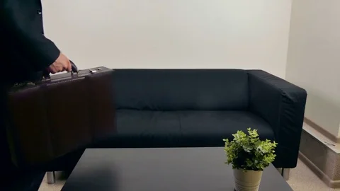 Businessman on the couch with hand spinner Vídeos de archivo 80131364
