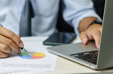 Businessman data document graph chart report marketing research development w Foto stock